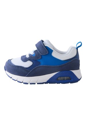 Blå og hvid børnesneaker med velcrorem, mesh- og ruskindspaneler, tyk sål og træksål bagpå hælen.