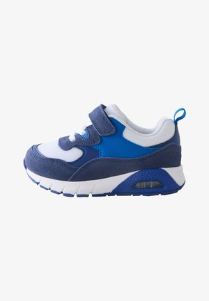 Blau-weißer Kindersneaker mit Klettverschluss, Mesh- und Veloursleder-Paneelen, dicker Sohle und Zuglasche an der Ferse.