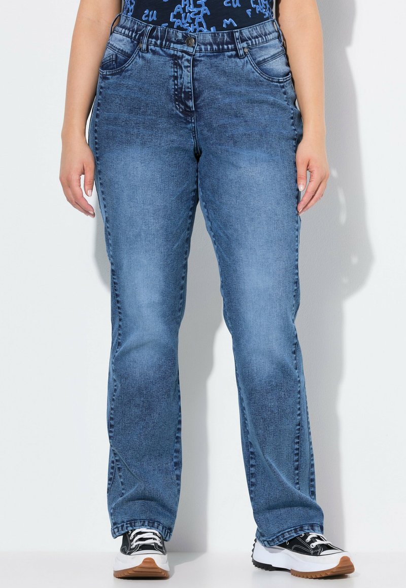 Pantalones de mezclilla azul con corte recto, cinco bolsillos y cierre clásico de botón. Presentan un lavado desvaído y sutiles variaciones en la textura.