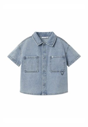 Camicia di jeans a maniche corte di colore azzurro chiaro, con colletto a punta, due tasche frontali e chiusura con bottoni caratterizzata da cuciture a contrasto.