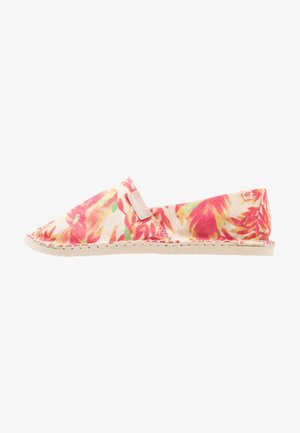 Chaussure espadrille en toile avec motif floral rouge, rose et vert et semelle beige, vue de côté, étiquette de la marque visible sur le côté supérieur.