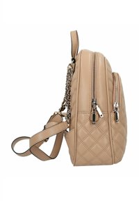 Mochila de cuero beige acolchada con dos compartimentos con cremallera, un adorno de cadena y una correa plana ajustable. Textura suave, forma redondeada.