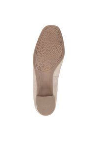 Helles beiges Schlupfschuhmodell mit strukturierten Gummisohle, ausgestattet mit einer gepolsterten Innensohle, die mit "High Soft" gekennzeichnet ist, und einem glatten Wildleder-Obermaterial.