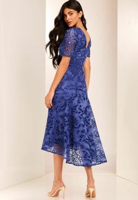 Lipsy BRODERIE SHORTS SLEEVE V NECK MIDI - Rochie de zi - blue