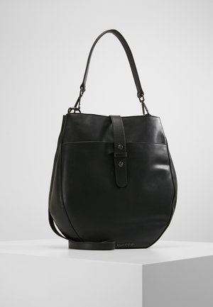 Sac d'épaule en cuir noir avec une bandoulière unique, une forme arrondie et une sangle avant avec deux boutons-pression métalliques.