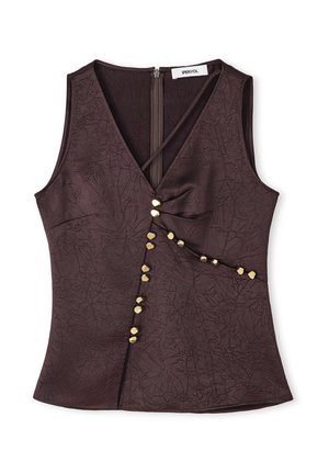 Haut sans manches marron avec un décolleté en V, doté d'un tissu texturé et de boutons décoratifs en métal doré le long d'une couture diagonale. Fermeture éclair dans le dos.