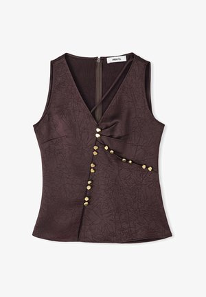 Bruine mouwloze top met een V-hals, voorzien van een gestructureerde stof en decoratieve knopen in goudkleur langs een diagonale naad. Ritssluiting aan de achterkant.