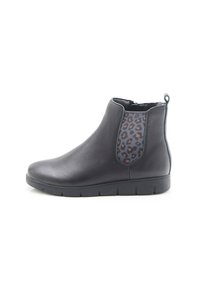 Botín negro de tobillo con parte superior de cuero suave, que presenta un panel de estampado de leopardo texturizado, lateral elástico y una suela baja y resistente con relieve.