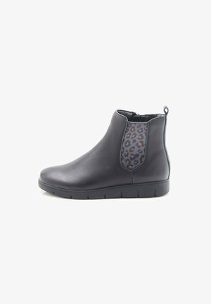 Schwarze Knöchelstiefel mit einem glatten Lederoberteil, ausgestattet mit einem strukturierten Leopardenmuster-Einsatz, elastischen Seiten und einer niedrigen, stabilen Profilsohle.