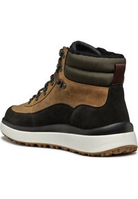Bottes de randonnée marron et noires avec une tige en daim et nylon, semelle en caoutchouc, col rembourré et œillets en métal pour les lacets. Accents texturés visibles.