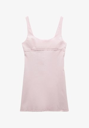 Top de tirantes color rosa pálido con escote cuadrado, tirantes anchos y silueta ajustada. Presenta costuras verticales para dar estructura y una textura suave.