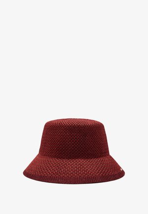 Czerwona dziergana czapka typu bucket z szerokim rondem, ozdobiona teksturowanym wzorem i małym złotym logo po boku.