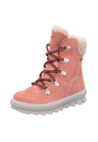 Różowe zamszowe botki za kostkę z puszystą podszewką, wielokolorowymi sznurówkami, srebrnymi oczkami i grubą białą gumową podeszwą. Teksturowana powierzchnia i wyściełany kołnierz.