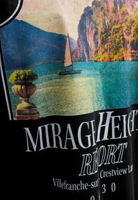 Ιστιοφόρο σε τιρκουάζ λίμνη κοντά σε απόκρημνες, ηλιόλουστες βράχες με πέτρινο δοχείο φυτών στο προσκήνιο και κείμενο που αναφέρει το Mirage Heights Resort.