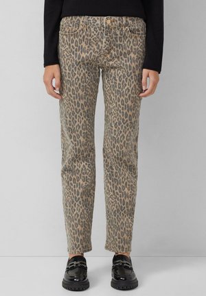 Lepelprint broeken in beige en bruin, gemaakt van denim, met een rechte snit, vijf zakken en contrasterende stiksels. Zwarte schoenen zichtbaar.
