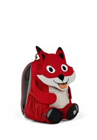 Roter Rucksack, der als Fuchs gestaltet ist, mit einem weichen Stoffbezug, großen Augen und einem lächelnden Mund. Verfügt über runde schwarze Akzente und eine mit Reißverschluss verschlossene Tasche.