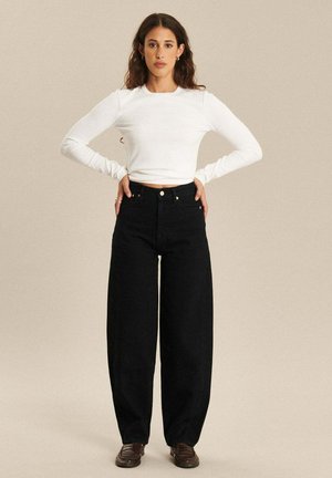 - Jeansy damskie mom fit