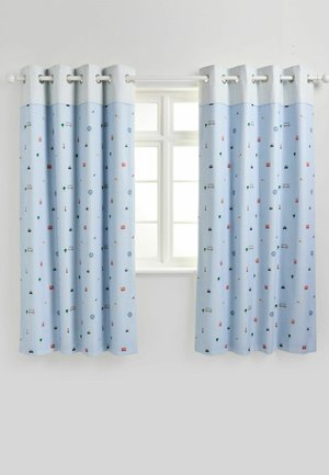 Hellblaue Vorhänge mit kleinen bunten Symbolen von Bänken, Bäumen und Londoner Sehenswürdigkeiten, die an einem weißen Fensterrahmen in einem neutralen Raum hängen.