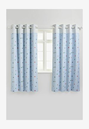 Hellblaue Vorhänge mit kleinen bunten Symbolen von Bänken, Bäumen und Londoner Sehenswürdigkeiten, die an einem weißen Fensterrahmen in einem neutralen Raum hängen.