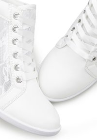 Weiße High-Top-Sneaker mit Schnürseitenpaneelen, glattem Leder, satinierten Schnüren und einem runden Zehendesign. Gummilaufsohle sichtbar.
