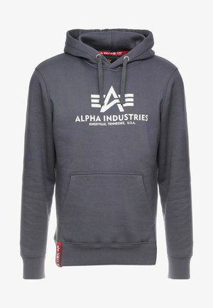 Sudadera con capucha gris, hecha de una mezcla de algodón, que cuenta con un bolsillo tipo canguro en la parte frontal, capucha ajustable con cordón y un logo blanco en el pecho.