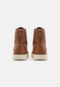 Tommy Hilfiger AMERICAN CHECK BOOT - Μποτάκια με κορδόνια - winter cognac