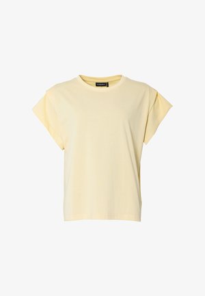Lichtgele T-shirt met korte mouwen, gewatteerde schouders en een ronde hals, van voren gezien tegen een witte achtergrond.