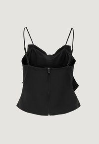 Zwart topje met dunne bandjes, aansluitende pasvorm, ritssluiting aan de achterkant en uitlopende zoom. Stof lijkt glad met lichte rek.