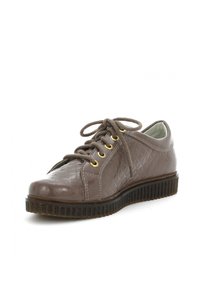Sneaker in pelle marrone con texture e motivo a quadri, punta rotonda e occhielli in tonalità dorata. Presenta una suola in gomma spessa e rigata e un design con lacci.