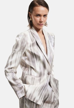 Blazer in tessuto leggero e setoso con un motivo a strisce ondulate bianche e grigie. Ha un collo a rever, chiusura con un bottone singolo e tasche.