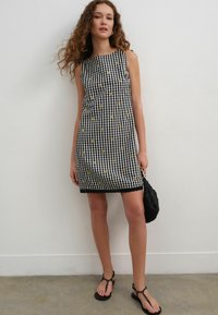 Next TALL FIT - EMBROIDERED DAISY  - Nappali ruha - black white gingham