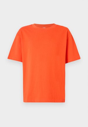 T-maica kratkih rukava u svijetlo narančastom pamuku, s okruglim izrezom i opuštenim krojem, s minimalnim detaljima za jednostavan dizajn.