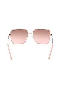 Lentes con degradado rosa, montura metálica cuadrada, brazos metálicos delgados que pasan a puntas rosadas, almohadillas nasales ajustables para mayor comodidad.
