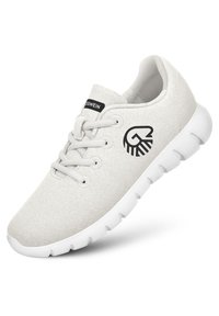 Hellgraue Sneaker mit einem Obermaterial aus strukturiertem Stoff, weißer Sohle, runder Zehenpartie, Schnürung vorne und einem schwarzen Logo an der Seite.