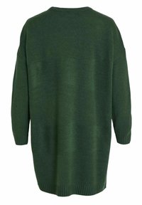 Long pull en maille verte avec un col rond, des épaules tombantes, et des poignets et ourlet côtelés. La texture est douce et confortable.