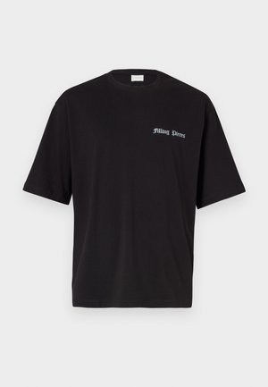 T-shirt nera a maniche corte con piccolo testo bianco "Dilling Pieces" sul petto sinistro, scollo rotondo e vestibilità regular.
