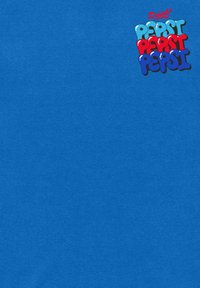Sfondo blu con il testo "Bevi! Pepsi Pepsi Pepsi" in lettere giocose rosse, azzurro chiaro e blu scuro a forma di bolle nell'angolo in alto a destra.