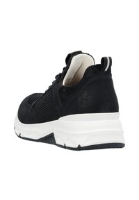 Schwarze Sneaker aus Mesh- und Wildledermaterialien, mit einer weißen Sohle und einem Logodetail an der Seite. Verfügt über eine Ziehlasche und einen gestreiften Fersenakzent.