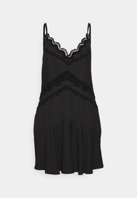 Černé šaty s tenkými ramínky, krajkovým zakončením a rozšířeným spodním lemováním. Vyrobeny z měkkého materiálu, s vlnkovými akcenty a vrstveným designem.