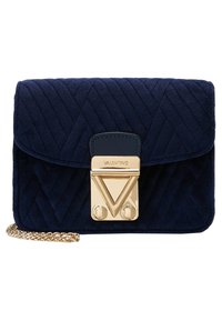 Dunkelblaues, gesteppte Wildleder-Handtasche mit goldfarbenen Beschlägen, ausgestattet mit einem metallischen Verschluss und einer Ketten-Schulterriemen. Kompaktes, rechteckiges Design.