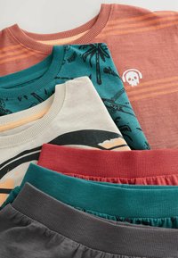 Fem t-shirts och shorts är staplade. Färgerna inkluderar korall, teal, beige och grå. Texturerade kragar har mönster och broderade detaljer.