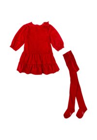 Vestido de terciopelo rojo con mangas largas, dobladillo con volantes y detalle de lazo en el hombro, combinado con medias rojas a juego.