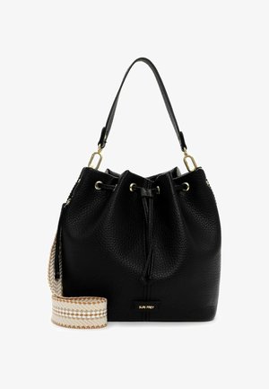 Sort læder bucket-taske med tekstureret finish, guldfarvet hardware og skulderrem i mønstret stof. Lukning med snørelukning.