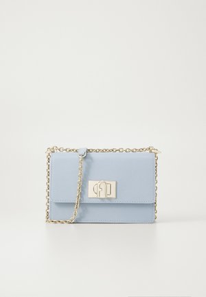 Lichtblauwe leren handtas met een gouden kettingschouderband, rechthoekige vorm, en een voorste sluiting met een logo. Gladde textuur en minimalistisch ontwerp.