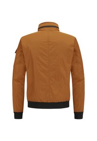 Orange Bomberjacke mit Stehkragen, gerippten schwarzen Bündchen und Saum, glatter Textur und ohne sichtbare Muster oder Beschläge.