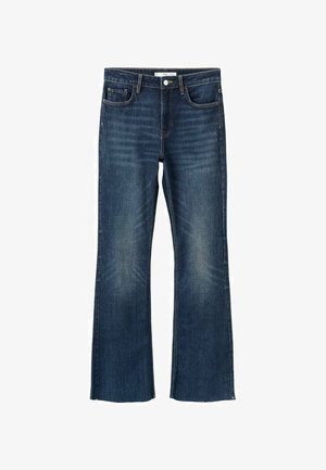 Donkerblauwe bootcut jeans met lichte vervaging op de dijen en knieën, vijfzakkenmodel en een knoopsluiting aan de voorkant.
