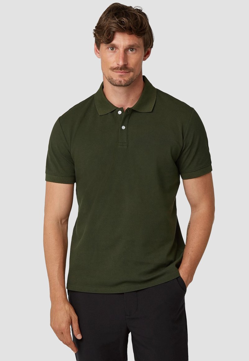Donkergroene polo shirt van katoen met een kraag, korte mouwen en een placket met twee knopen; gladde textuur, getailleerd ontwerp.