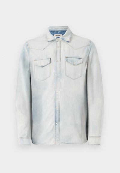 Jasnoniebieska koszula dżinsowa z długimi rękawami, spiczastym kołnierzykiem i kieszeniami z przodu. Posiada wyblakły odcień i kontrastowe szwy.
