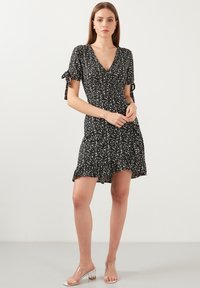LELA FLORAL V NECK RUFFLE DETAIL MINI  - Freizeitkleid - black