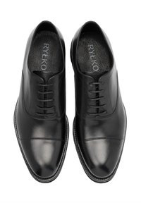 Czarne skórzane buty formalne o gładkim wykończeniu, zaokrąglonym nosie i sześcioma oczkami na sznurówki. Charakteryzują się delikatnym przeszyciem i wyściółką amortyzującą.